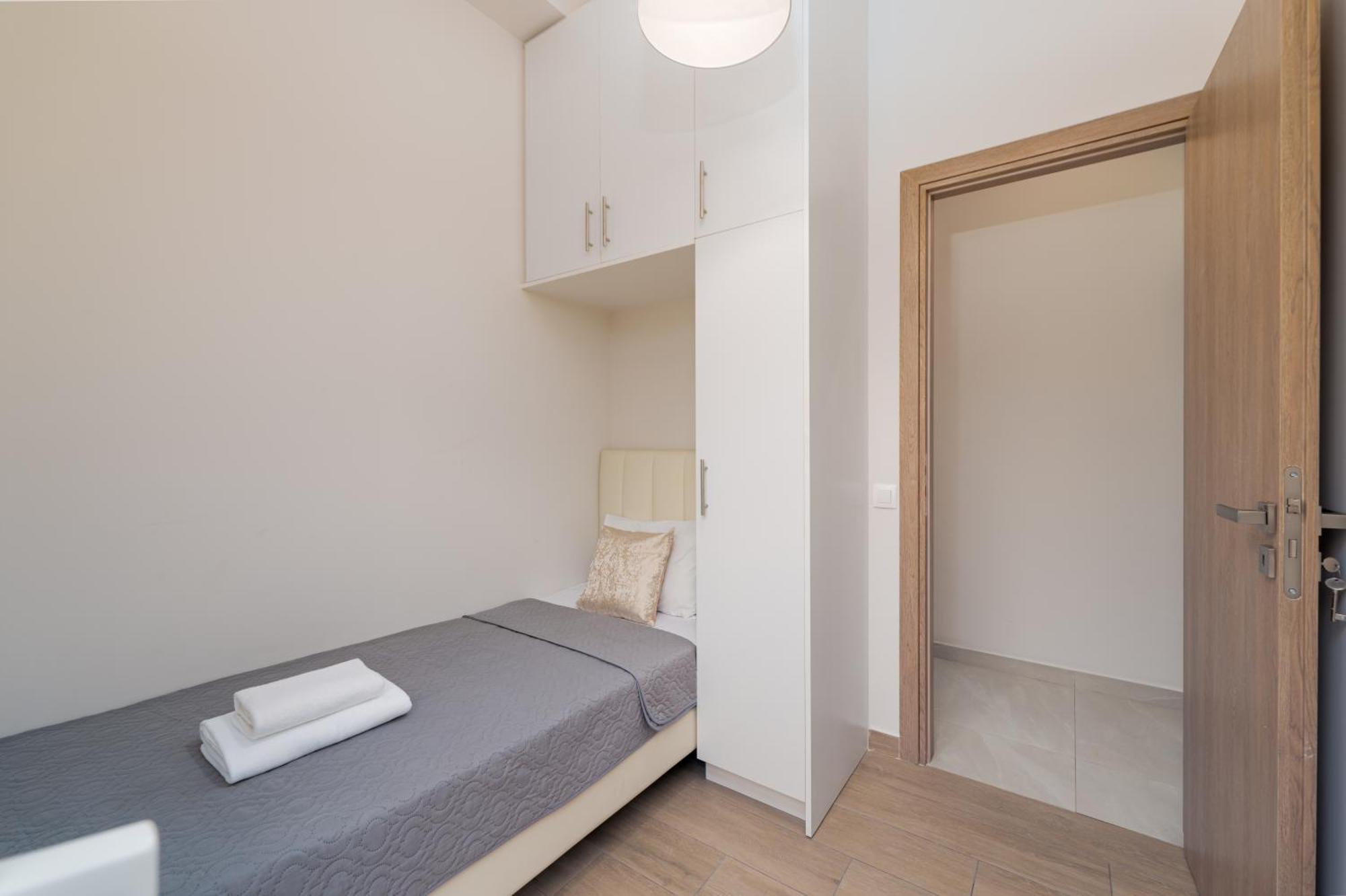 New Center Apartment Near Metro Atina Dış mekan fotoğraf